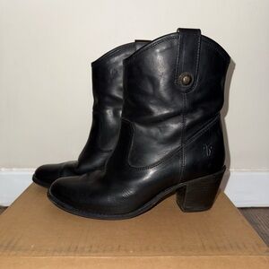 Frye Size 7 Jackie Button Short Leather Boots